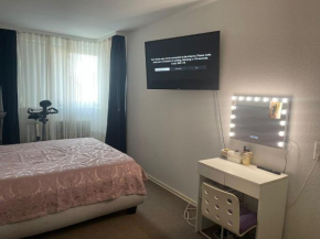 1 Zimmer in einer 2 Zimmer Wohnung zu vermieten WG Anfragen bitte nur von Frauen